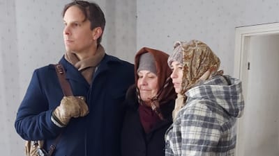 Tre personer står bredvid varandra.