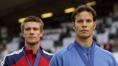 Andreas Thorkildsen och Tero Pitkämäki står på prispallen och blickar snett framåt.