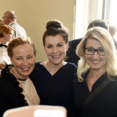 Riksdagsledmötena Sanna Lauslahti (Saml.), Arja Juvonen (Sannf.) och Maria Guzenina (SDP) poserar för ett mobilfotografi vid Riksdagshusets återinvigningsfest.