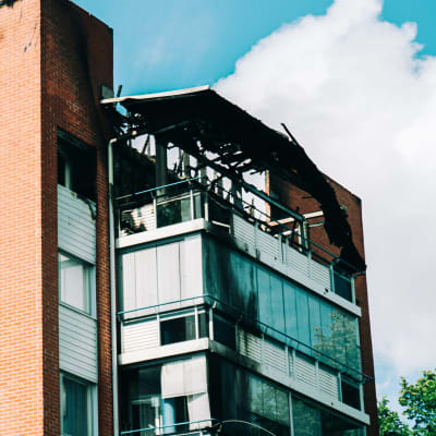 Branden orsakade omfattande skador på sexvåningshuset i Nyslott.