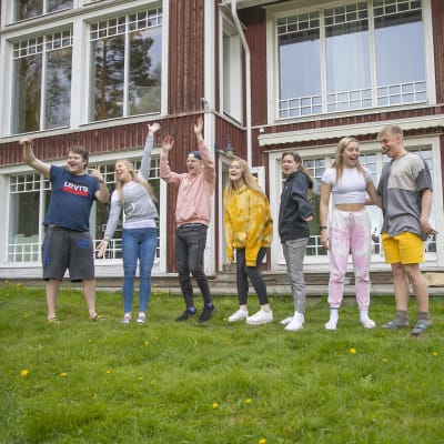 Tubettajat seisovat meemitalon edustalla Hämeenlinnassa. 