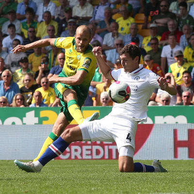 Teemu Pukki avlossar ett skott mot Chelsea.