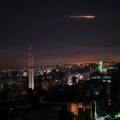 Vy över Damaskus där luftförsvaret reagerar på utländska missiler.
