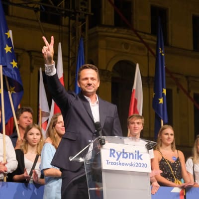 Rafal Trzaskowski visar ett segertecken vid kampanjavslutning i Rybnik fredagen den 10 juli.