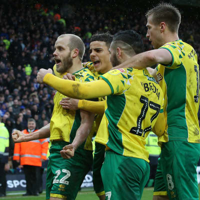 Teemu Pukki firar en fullträff med sina lagkamrater.