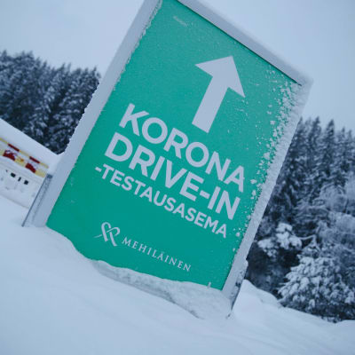 Koronavirustestin autokaistalle opastava kyltti talvella Kuopiossa.