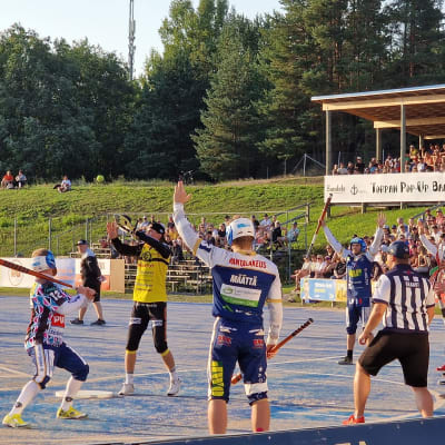 Kempeleen Kiri ja Pattijoen Urheilijat pelaavat pesäpalloa Kempeleessä.