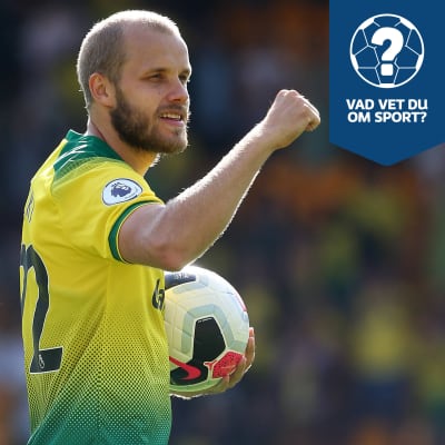 Teemu Pukki med en boll i handen.