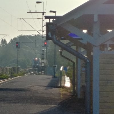 Y-juna lähestyy Siuntion rautatieasemaa.