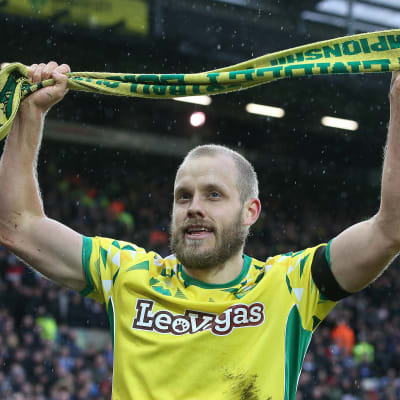 Teemu Pukki juhlii Norwichin huivi käsissään.