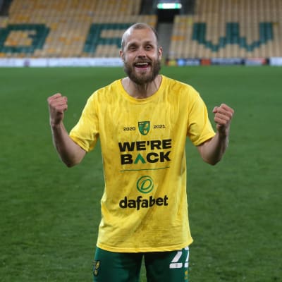 Teemu Pukki jublar över avancemanget till Premier League.