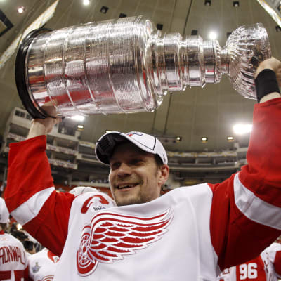 Nicklas Lidström lyfter Stanley Cup-bucklan 2008.