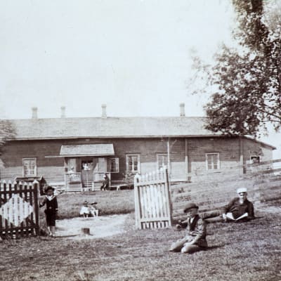 Lapsia talon edustalla 1800-luvulla. 