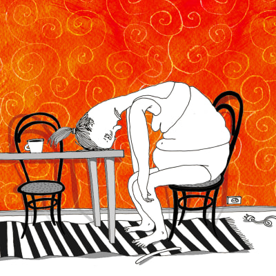 Viola Tulipan - huvudkaraktären i det interaktiva speldramat Jävla fetto, sitter bedrövad vid sitt matbord.