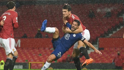 Harry Maguire greppar Cesar Azpilicuetas hals.