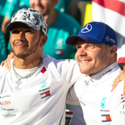 Lewis Hamilton och Valtteri Bottas poserar 2019.