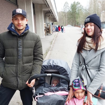 En flyktingfamilj från Ukraina.