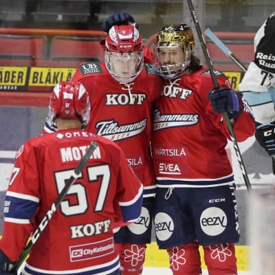 Johan Motin, Teemu Tallberg och Alex Broadhurst firar HIFK:s mål.