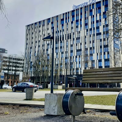 Ett hus med många viktiga företags loggor på fasaden i Ülemiste City i Tallinn.