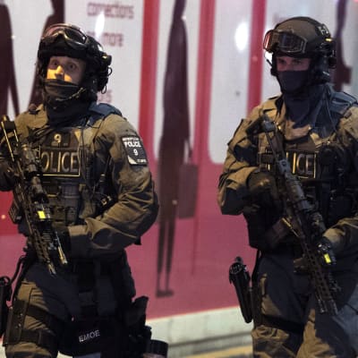 Poliser vid London Bridge efter terrordådet där.