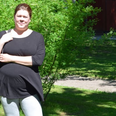 Ulrika Biström är besviken på eftervården på Jorvs sjukhus, men nöjd med den i Lojo. Hon har fött ett barn på Jorv och ett i Lojo.