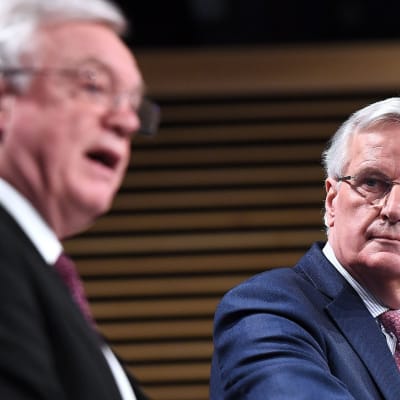 Den brittiske brexitministern David Davis (till vänster) och EU:s chefsförhandlare Michel Barnier (till höger) höll en gemensam presskonferens i Bryssel på måndagen. 