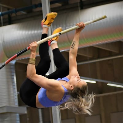 Elina Lampela tränar stavhopp.