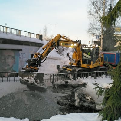 Kaivinkone aloittamassa ruoppauksia Suntissa.