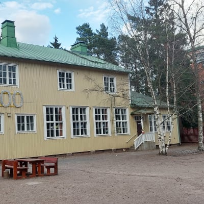 Skolbyggnad i Sockenbacka i Helsingfors.