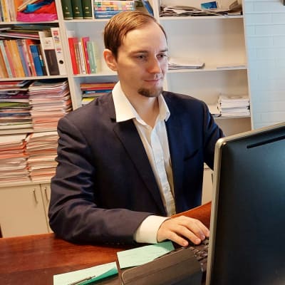 Man står framför en datorskärm. Stadsdirektör Christoffer Masar.