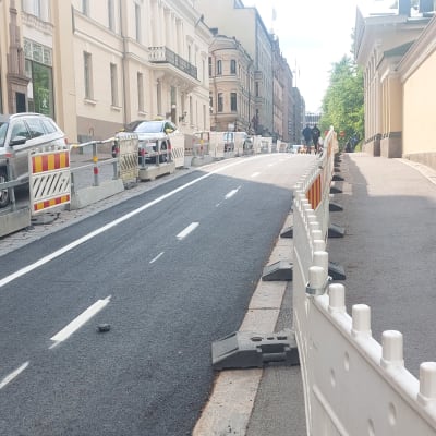 En körfil på Södra Esplanaden har förvandlats till cykelväg.