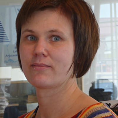 Carmela Walder är redaktör på Svenska Yle och arbetar för Radio Vega Östnyland.