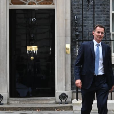 Storbritanniens finansminister Jeremy Hunt utanför Downing Street 10.