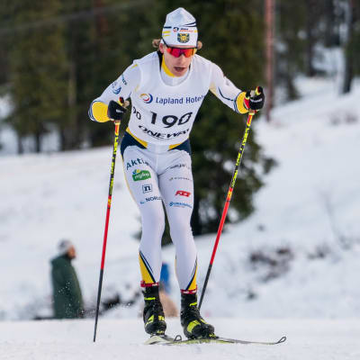Alexander Ståhlberg skidar.