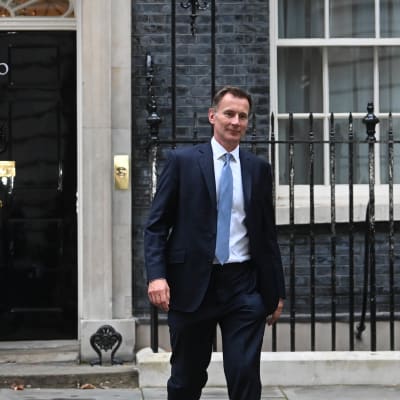 Storbritanniens finansminister Jeremy Hunt utanför Downing Street 10.
