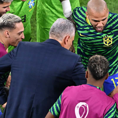 Tite dansar med brasilianska spelare.