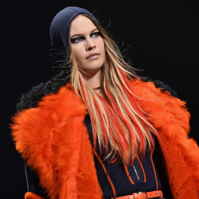Fuskpälsar tar över i modehuset Versace 