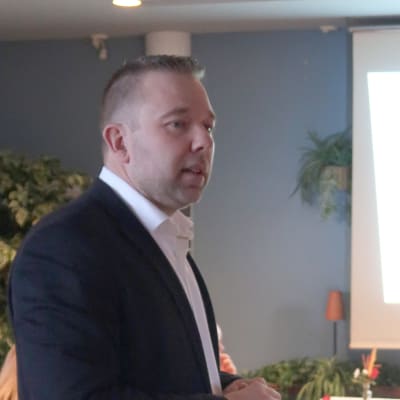 Niklas Guseff håller en presentation