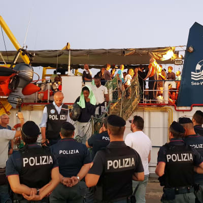 Migranter ombord på Sea-watch 3 kliver av båten i Lampedusa.