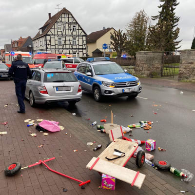 Polis på plats på platsen där en bilen körde in i folkmassan.