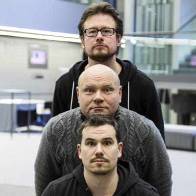 The Fabulous Bäckström Brothers. Petri Bäckström (kesk.), Jouni Bäckström (alhaalla), Jukka Nykänen.