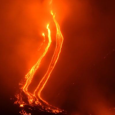 Lava forsar ner för vulkanen Etnas sluttning. Bilden tagen den 25 december 2018.