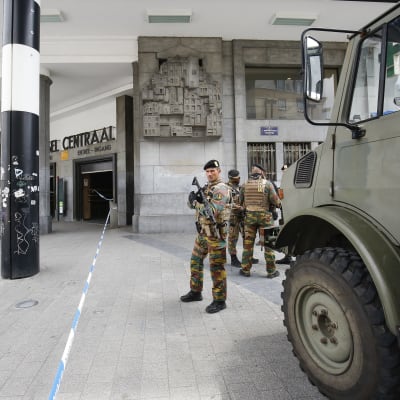 Soldater bevakar Bryssels centralstation efter en explosion.