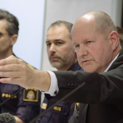 Svenska polisens presskonferens den 8 april 2017 med anledning av terrorattentatet i Stockholm den 7 april. Till höger rikspolischef Dan Eliasson.