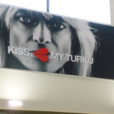 Kiss My Turku-reklam med Michael Monroe på Åbo flygplats.