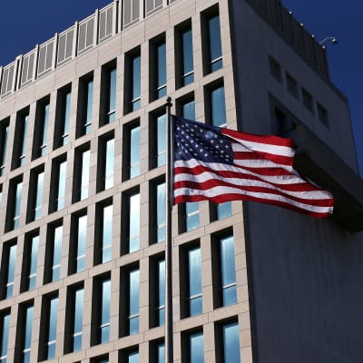 USA:s flagga vajar utanför ambassaden i Havanna.