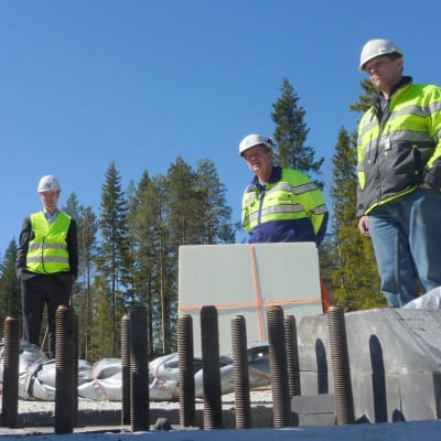 Frans Liski, Harri Rantakivi och Anssi Koski står på grunden till ett av de vindkraftverk som snart ska resas i Ömossa.