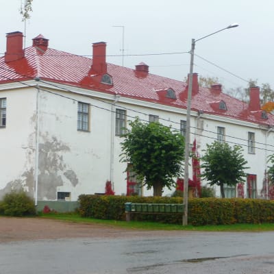 En stor vit industribyggnad.