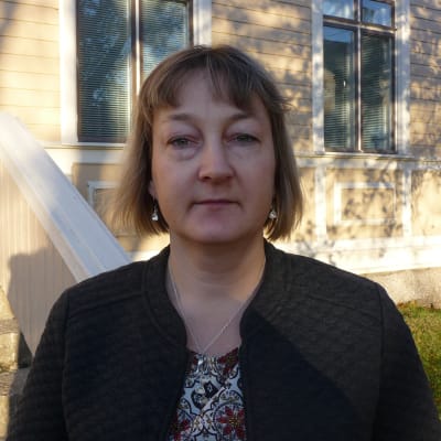 Ekonomichefen Anne Lillträsk står utanför stadshuset i Kaskö.