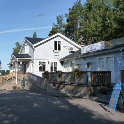gästhamnen verkan och restaurang buffalo en vacker sommardag